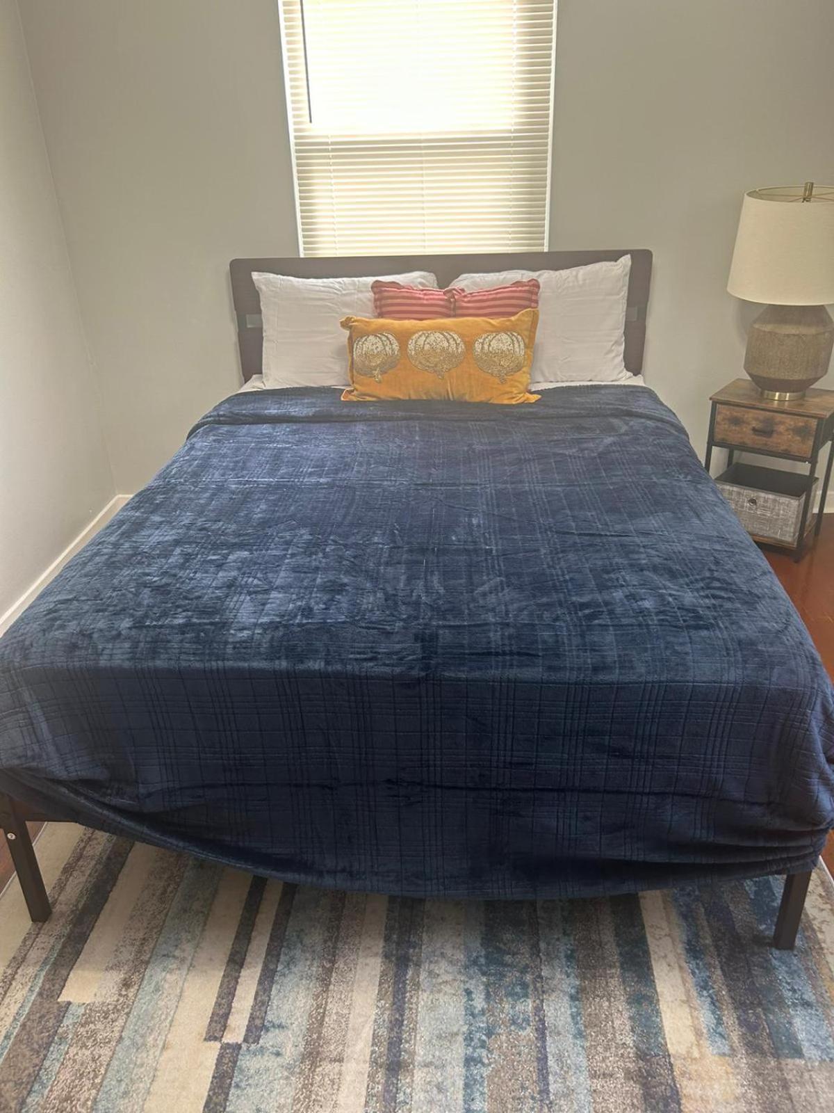 Beautifully Furnished Two-bedroom Unit, Loaded With Appliances And Ample Parking Apartment *