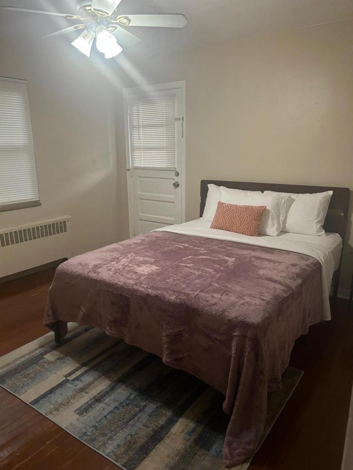 Apartamento Beautifully Furnished Two-bedroom Unit, Loaded With Appliances And Ample Parking