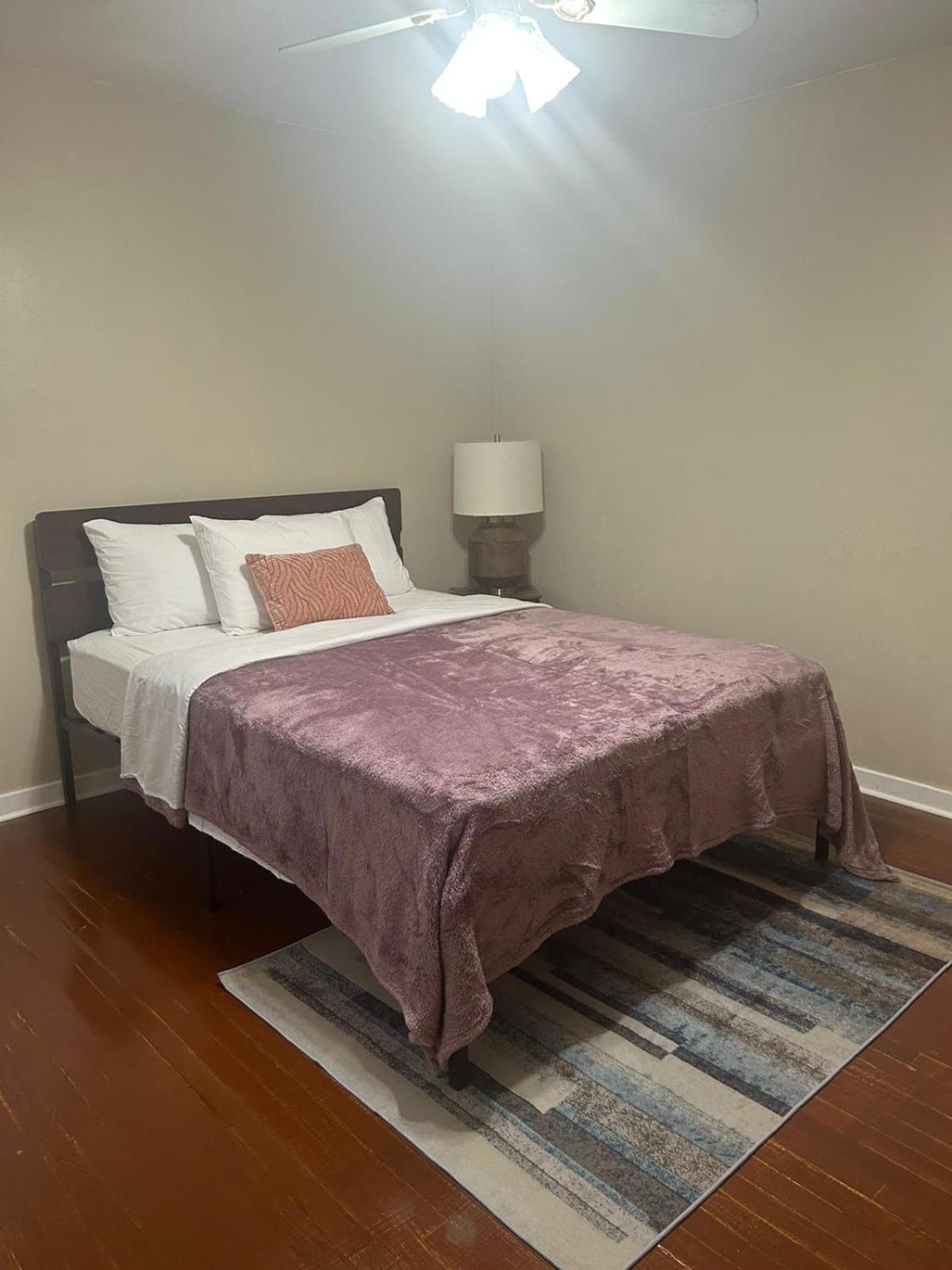 Beautifully Furnished Two-bedroom Unit, Loaded With Appliances And Ample Parking Apartamento Pittsburgh