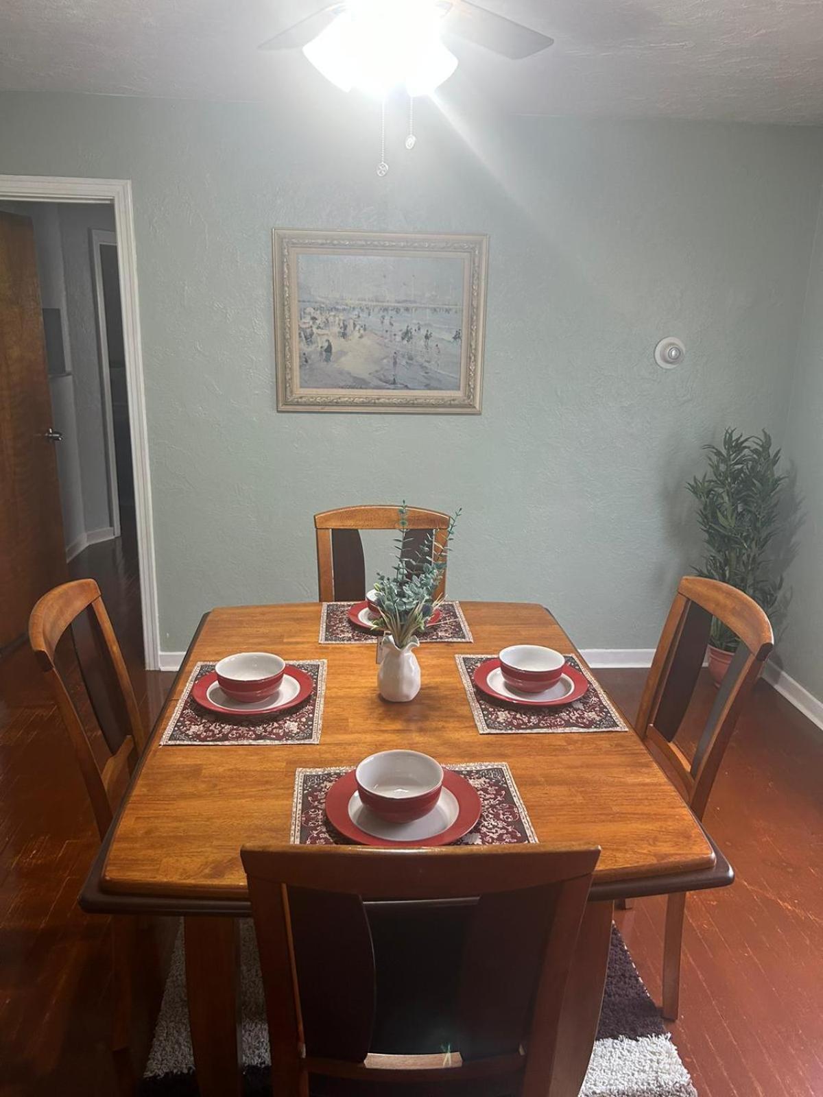 Beautifully Furnished Two-bedroom Unit, Loaded With Appliances And Ample Parking Apartamento Pittsburgh