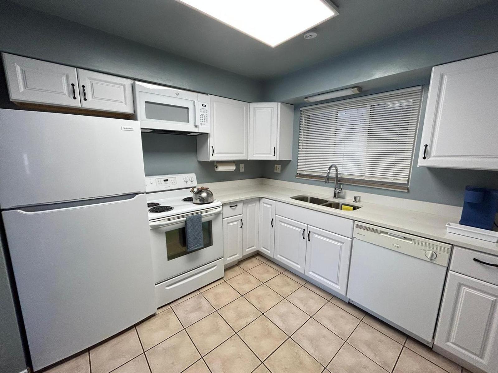 Apartamento Beautifully Furnished Two-bedroom Unit, Loaded With Appliances And Ample Parking *
