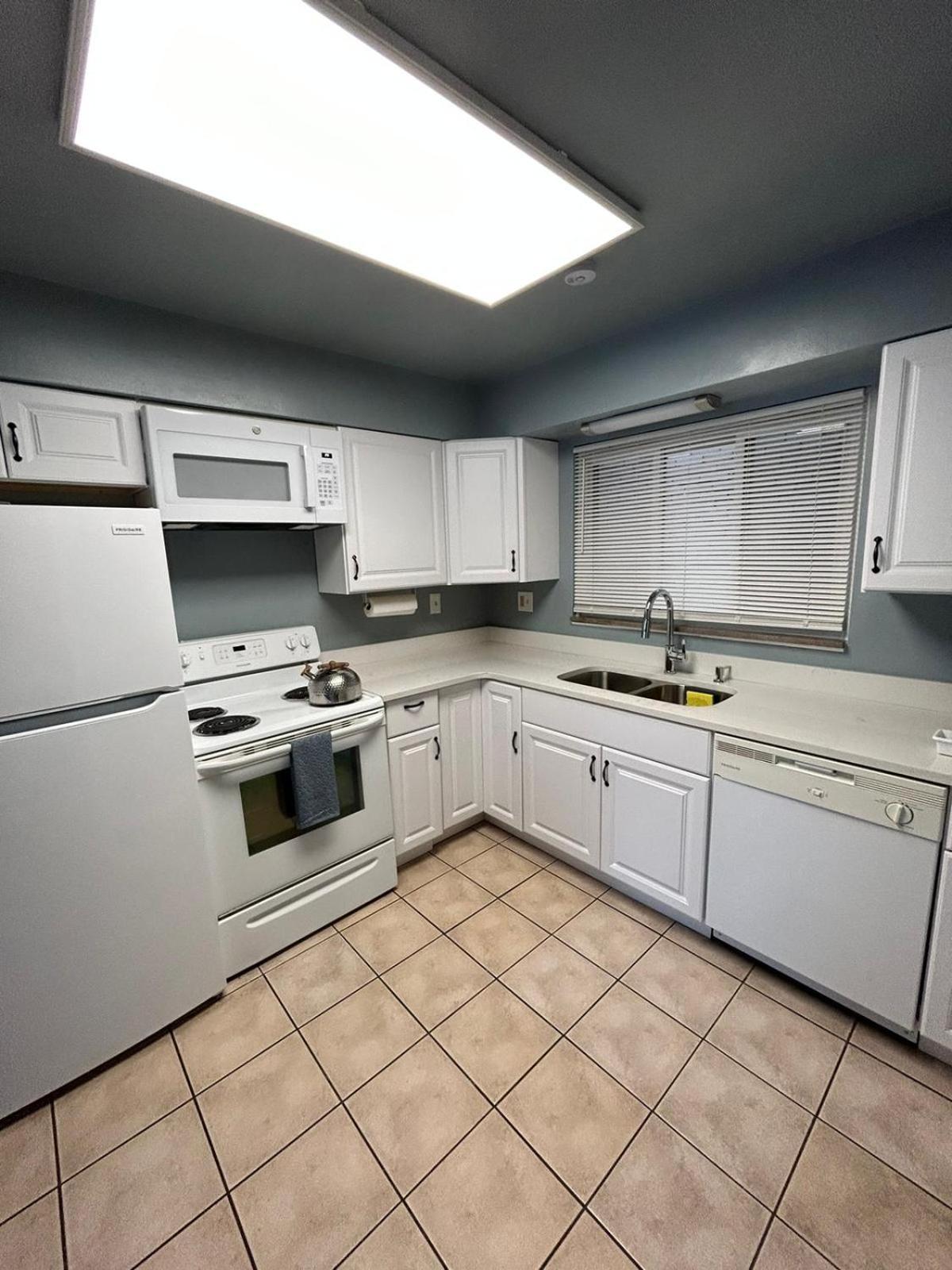 Apartamento Beautifully Furnished Two-bedroom Unit, Loaded With Appliances And Ample Parking *