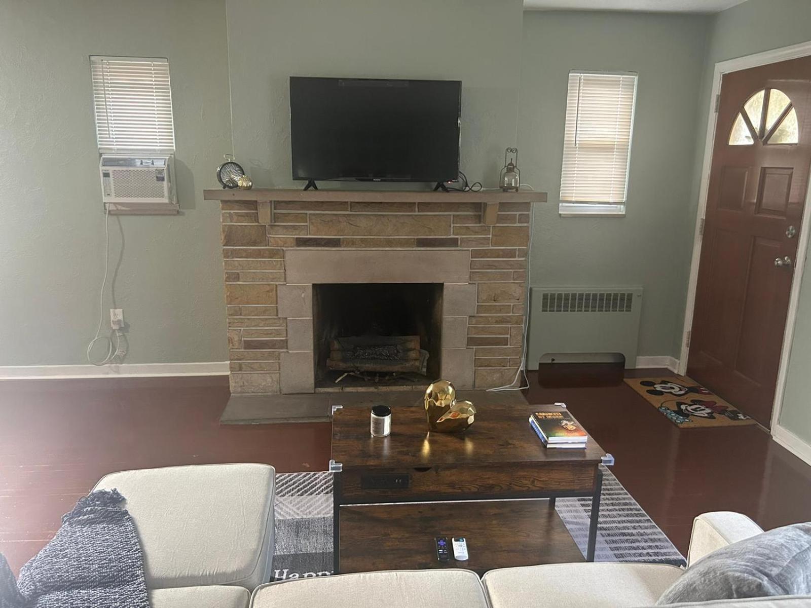 Apartamento Beautifully Furnished Two-bedroom Unit, Loaded With Appliances And Ample Parking *