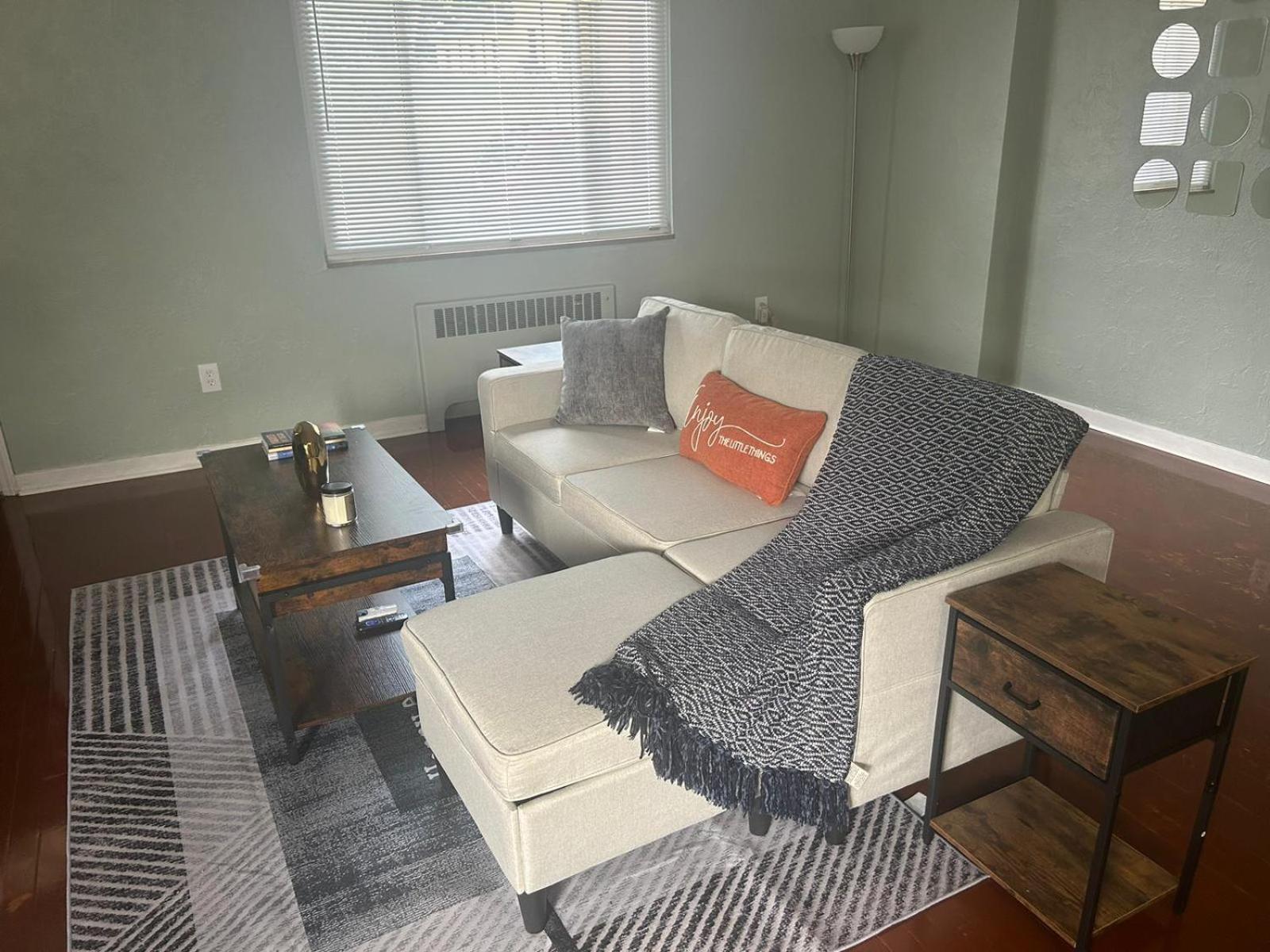 Beautifully Furnished Two-bedroom Unit, Loaded With Appliances And Ample Parking Apartamento