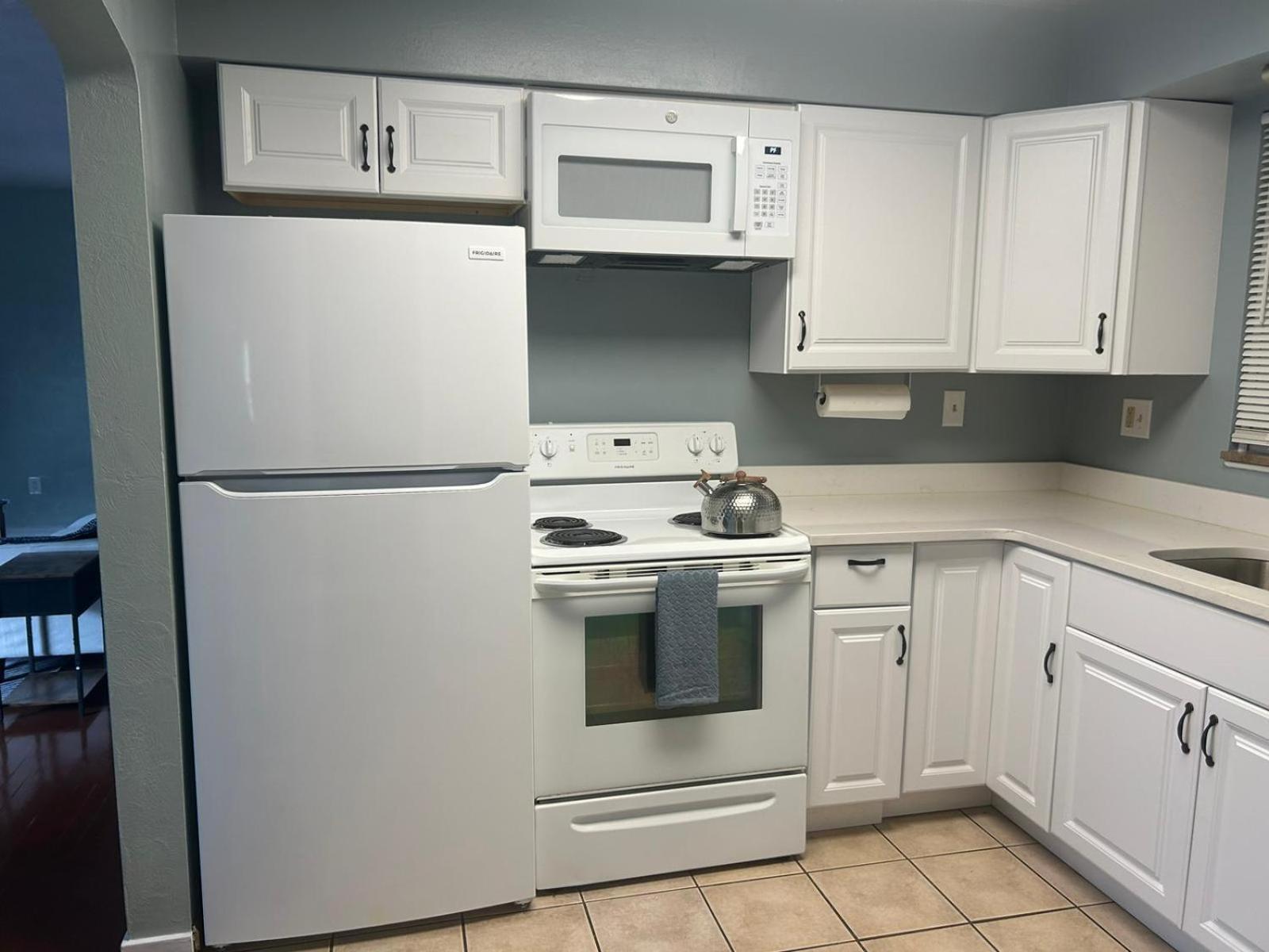 Beautifully Furnished Two-bedroom Unit, Loaded With Appliances And Ample Parking Apartamento Pittsburgh