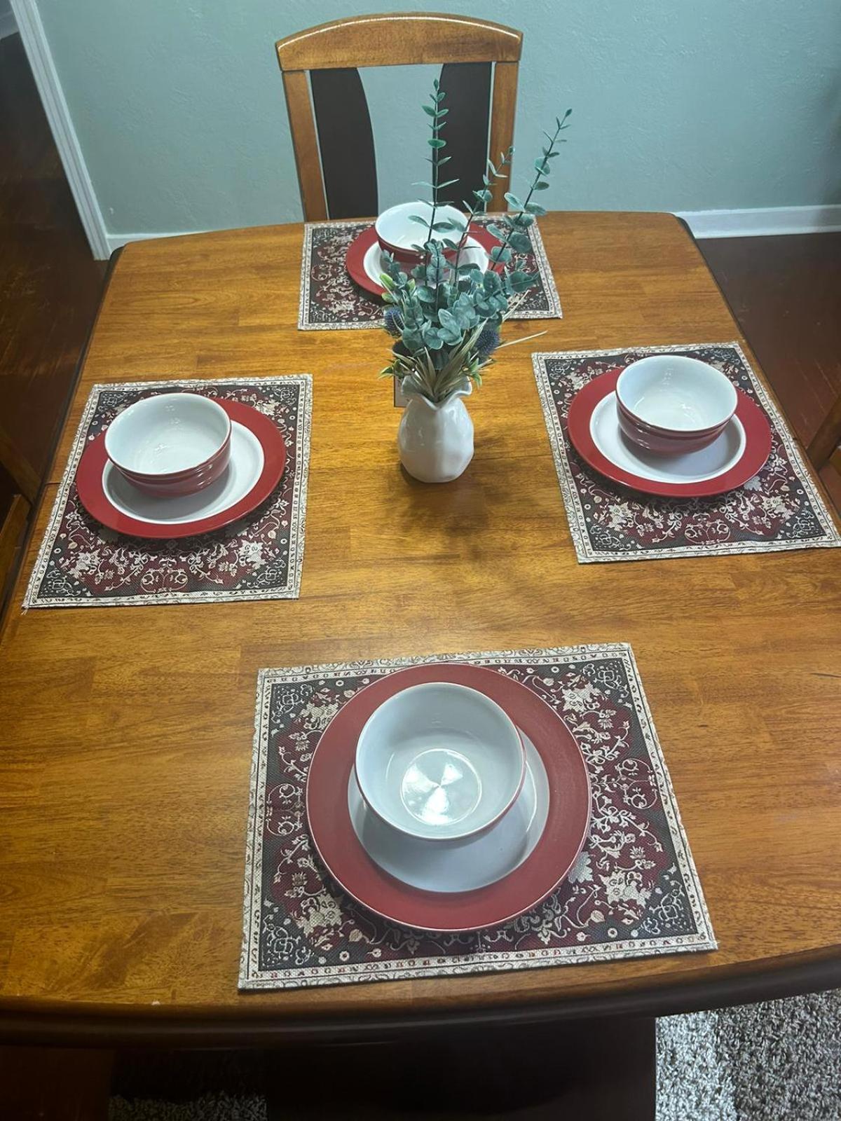 Beautifully Furnished Two-bedroom Unit, Loaded With Appliances And Ample Parking Apartamento